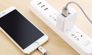 手机充电器输出电流是直流还是交流电？如何安全使用？