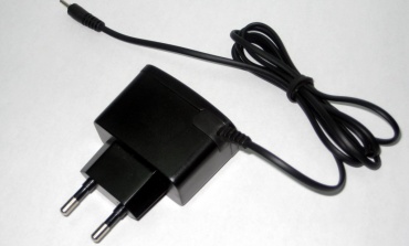 方便：手机、电脑、数码相机通用充电器