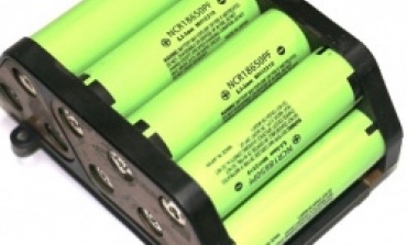 What are the charging and discharging characteristics of lithium ion batteries?