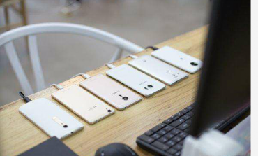 充电玩手机，消耗的电是手机电池还是充电器？