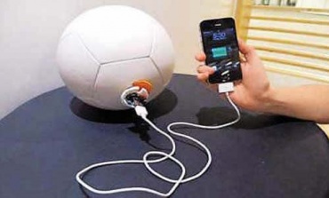 美国公司设计足球充电器：可边踢球边为其蓄电