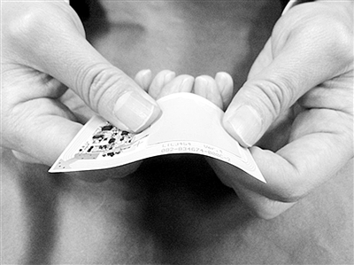 可自由弯曲的超薄电池充电仅需30秒