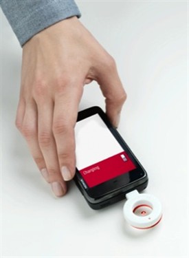 担心iPhone电力不足？便携指环充电器 