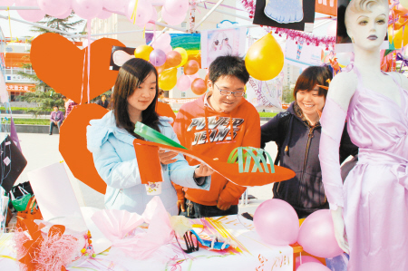 同学们制作的巨型环保高跟鞋。