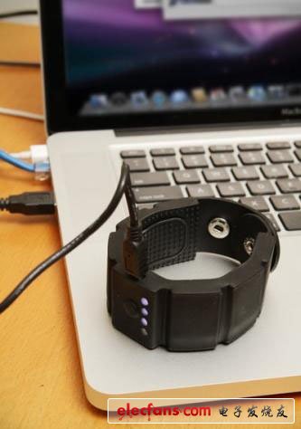 手镯便携式手机充电器，其最大的作用是随手携带，你可以将它作为手饰，你也可以将它作为一款按摩工具