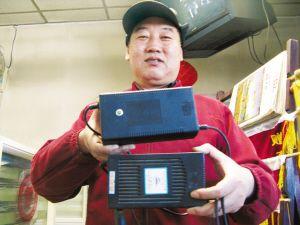 石家庄：老电工10年发明智能充电器（图）